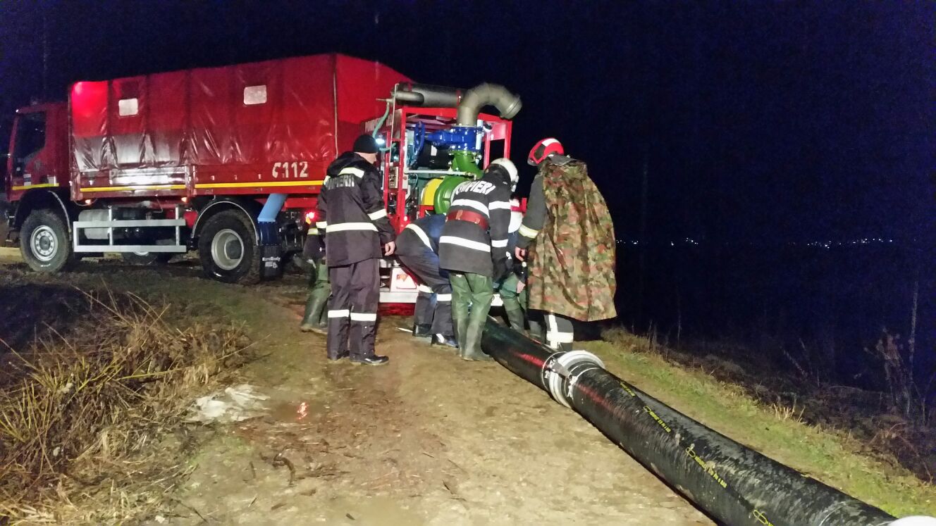VIDEO/ Gospodării din trei localități din județul Covasna au fost inundate. Pompierii intervin pentru evacuarea apei/ FOTO