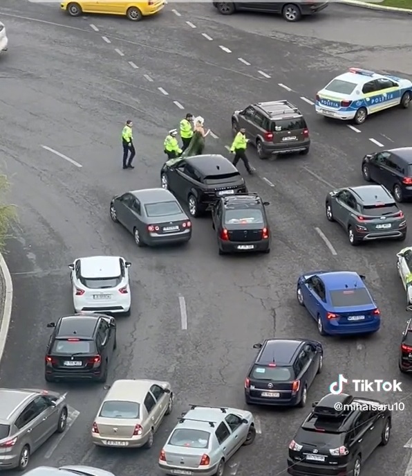 Momentul în care Ana Morodan este oprită în trafic. Doi polițiști au condus-o la mașina lor - VIDEO