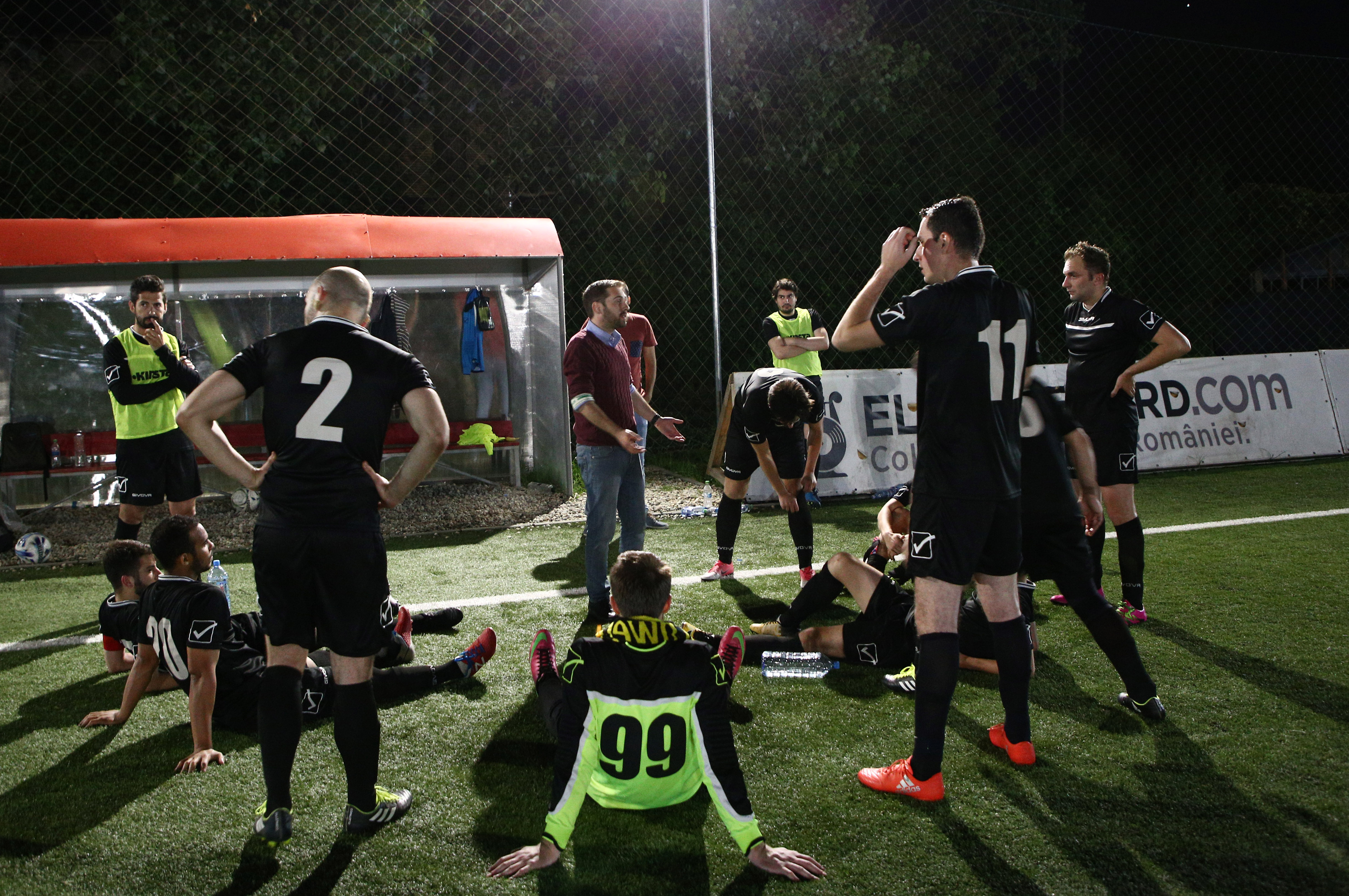 REPORTAJ EXCLUSIV/ Benfica de România se antrenează pentru Liga a treia. Povestea jucătorilor portughezi care ajută copiii fotbaliști din medii defavorizate | FOTO&VIDEO