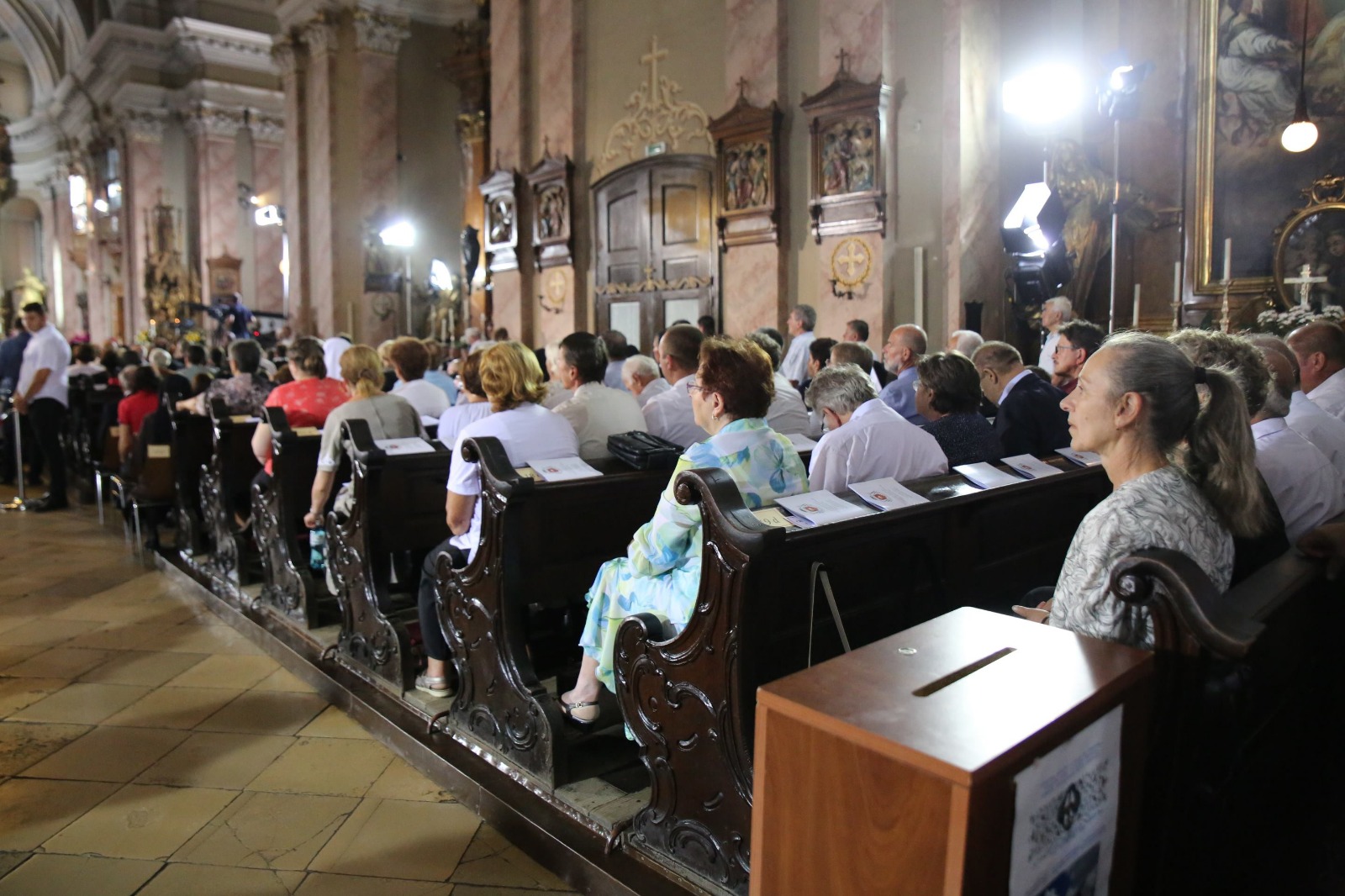FOTO/ Ceremonie impresionantă în Piața Unirii din Timișoara. A fost instalat noul episcop romano-catolic