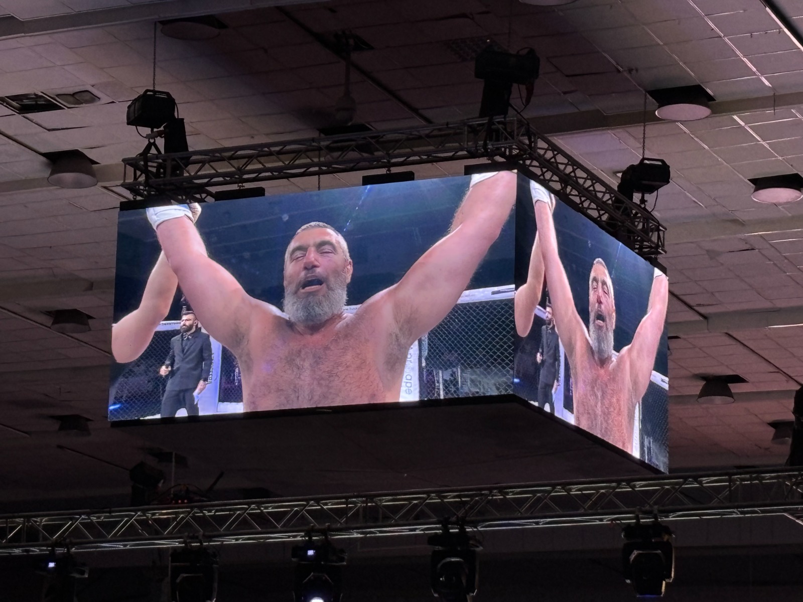 Români care simt că trăiesc prin durere: „Bă, n-o mai mermeliți! Dă-i sângele!”. Reportaj de la Box, MMA și Kempo