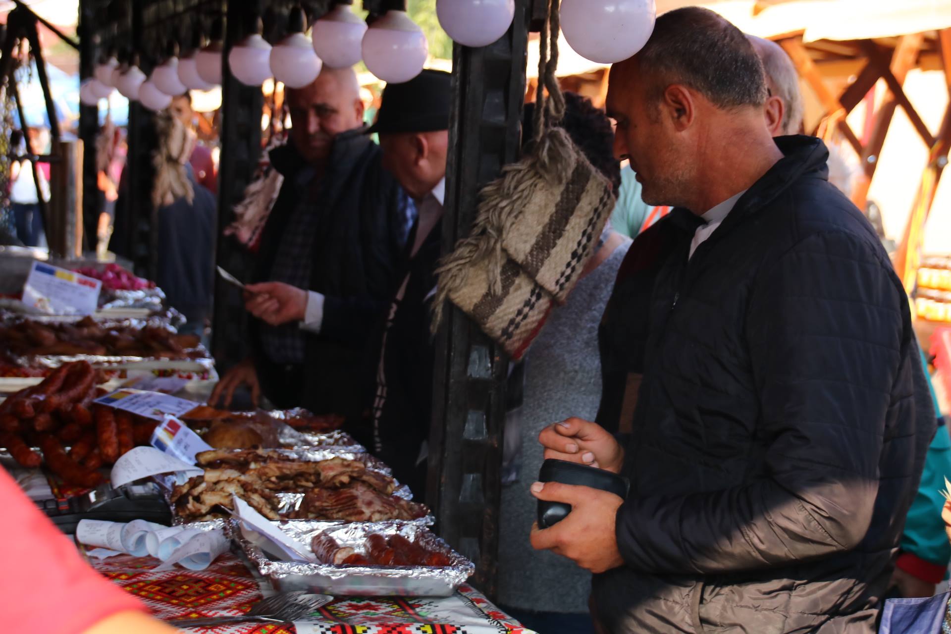 REPORTAJ: De Ziua Produselor Agroalimentare Românești, craiovenii s-au înghesuit să cumpere gogonele și să mănânce sarmale și pâine cu mălai/ FOTO