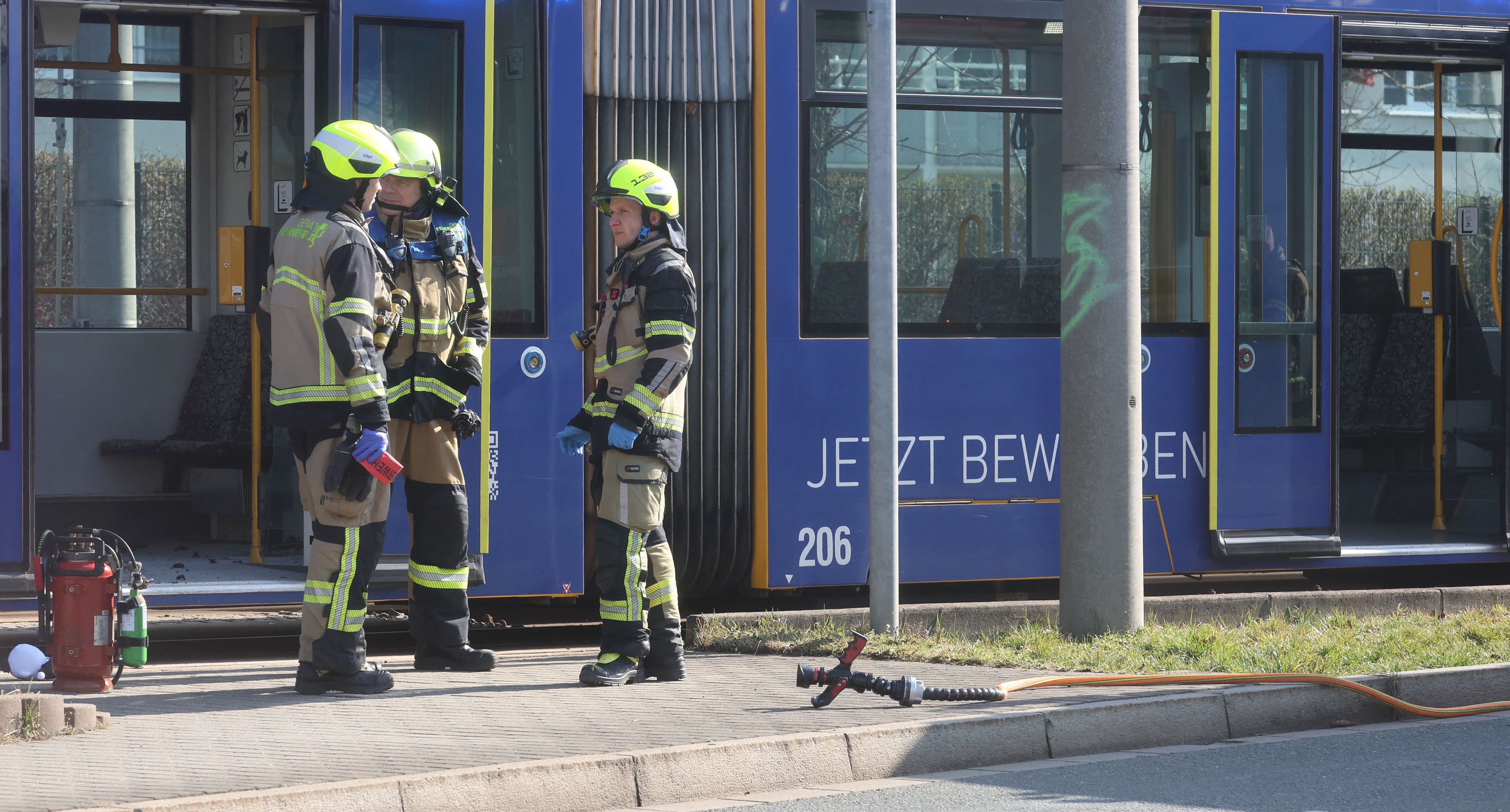 Femeie incendiată într-un tramvai, în miezul zilei, în Germania. Suspectul a fugit și este căutat de poliție în tot orașul