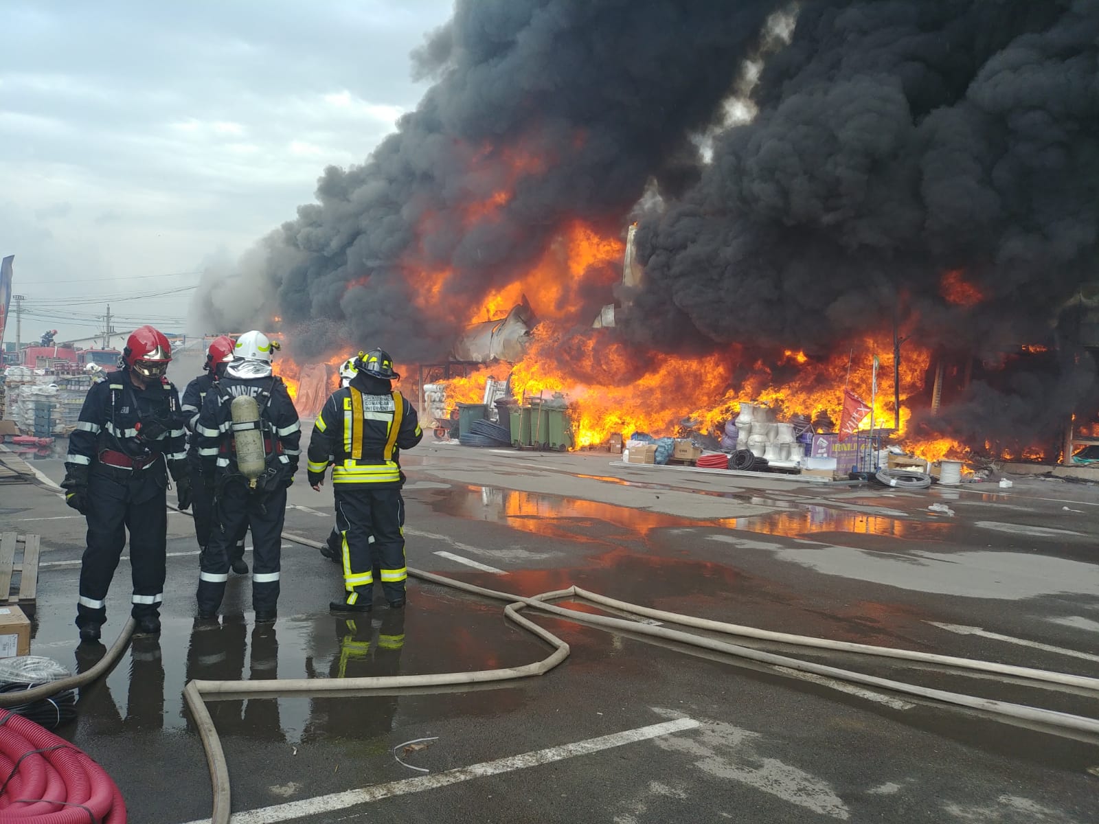 FOTO&VIDEO / Incendiu violent la un depozit de mase plastice și vopseluri de lângă București. Trei persoane au ajuns la spital