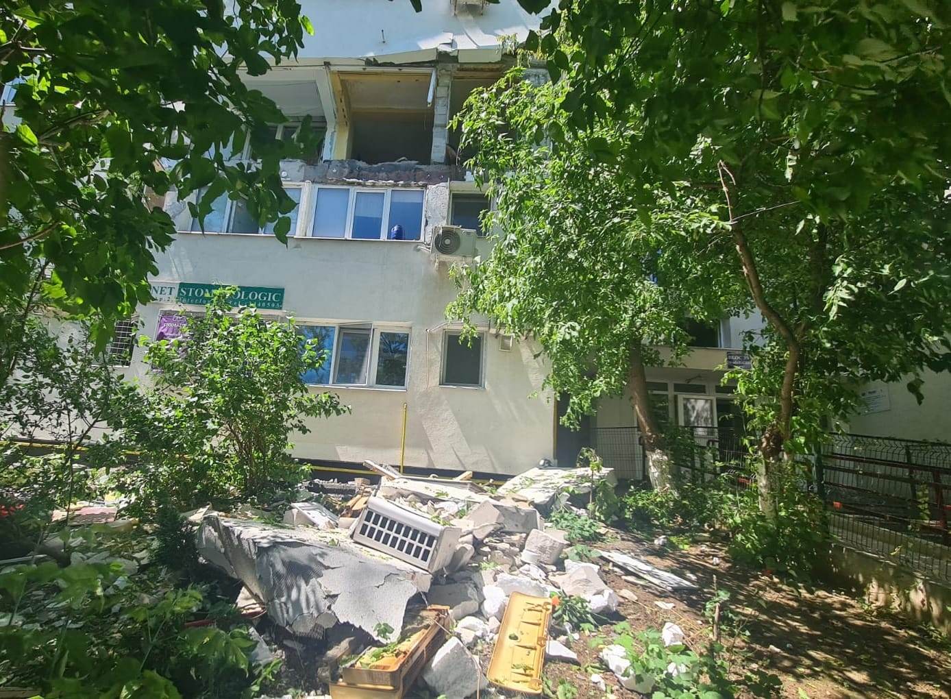 Explozie puternică într-un bloc din sectorul 3 al Capitalei. O persoană prinsă sub o placă de beton, scoasă în viață de salvatori. FOTO