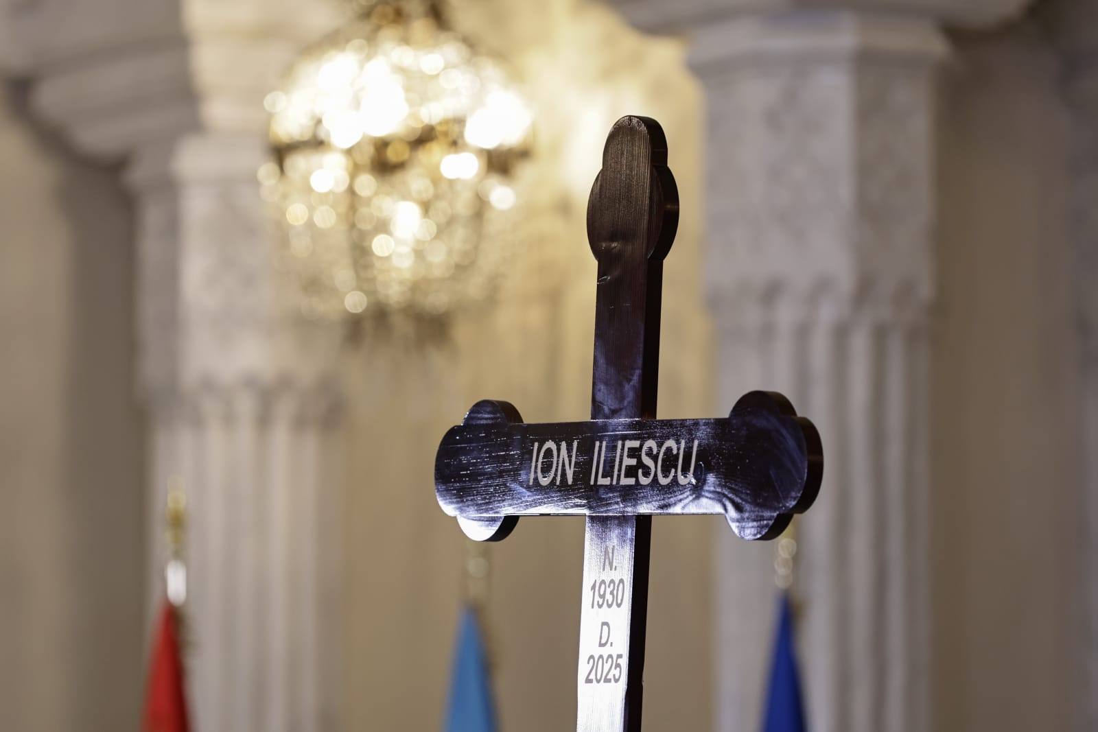 Ce conțineau pachetele date de pomană la înmormântarea lui Ion Iliescu. Zeci de persoane au participat la funeralii