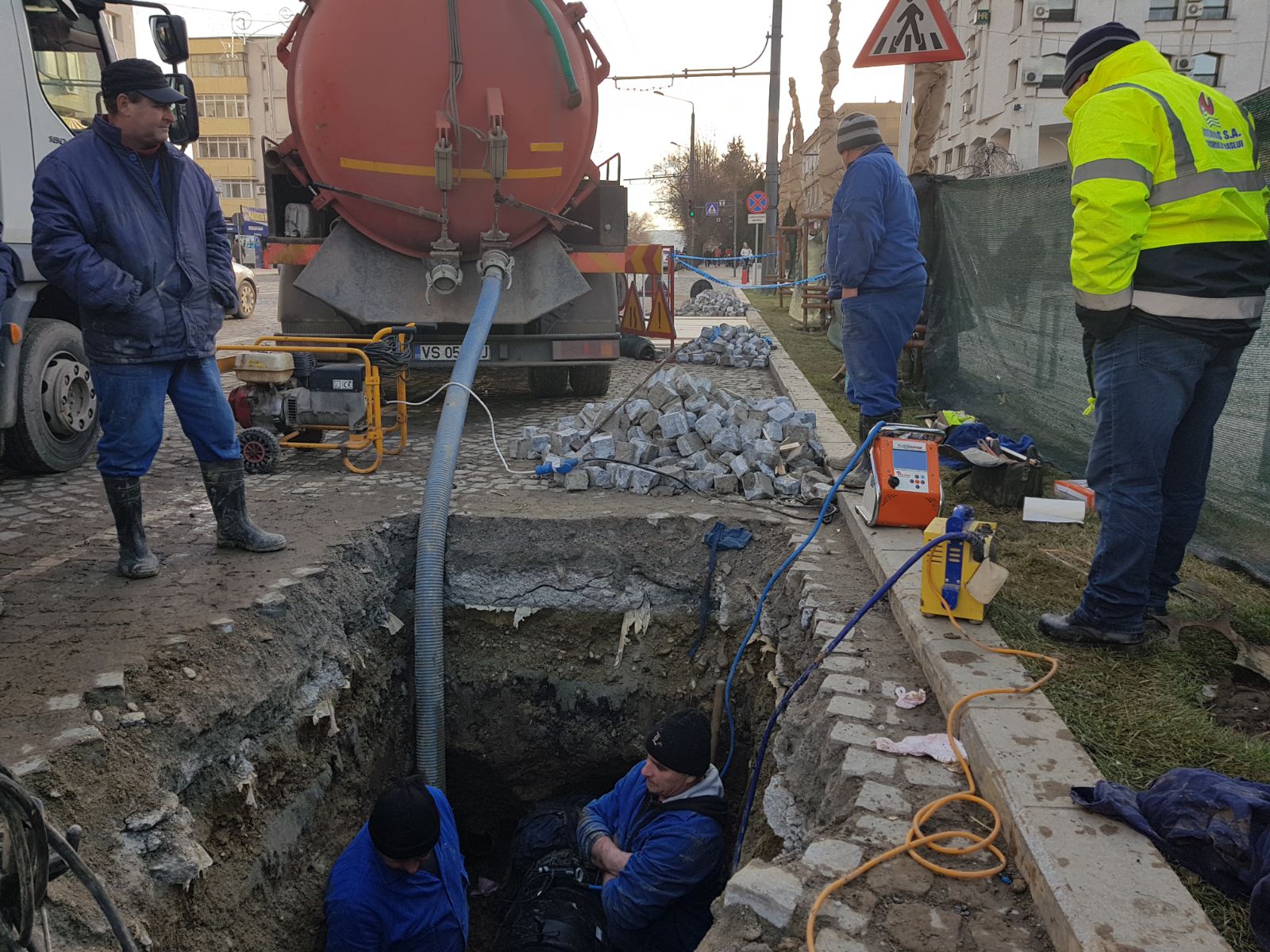 FOTO: Dorel ”a lovit” la Vaslui: conducta de apă recent înlocuită în centrul orașului se sparge în fiecare zi