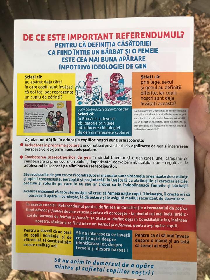 FOTO | Un preot dintr-un sat din Ilfov a mers din poartă în poartă să împartă pliante pro-referendum pentru familie
