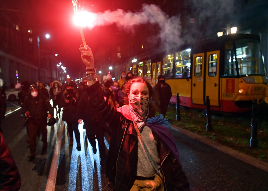 FOTO | Ciocniri între poliţie şi manifestanţi la Varșovia. Aceștia au protestat față de limitarea dreptului la avort﻿