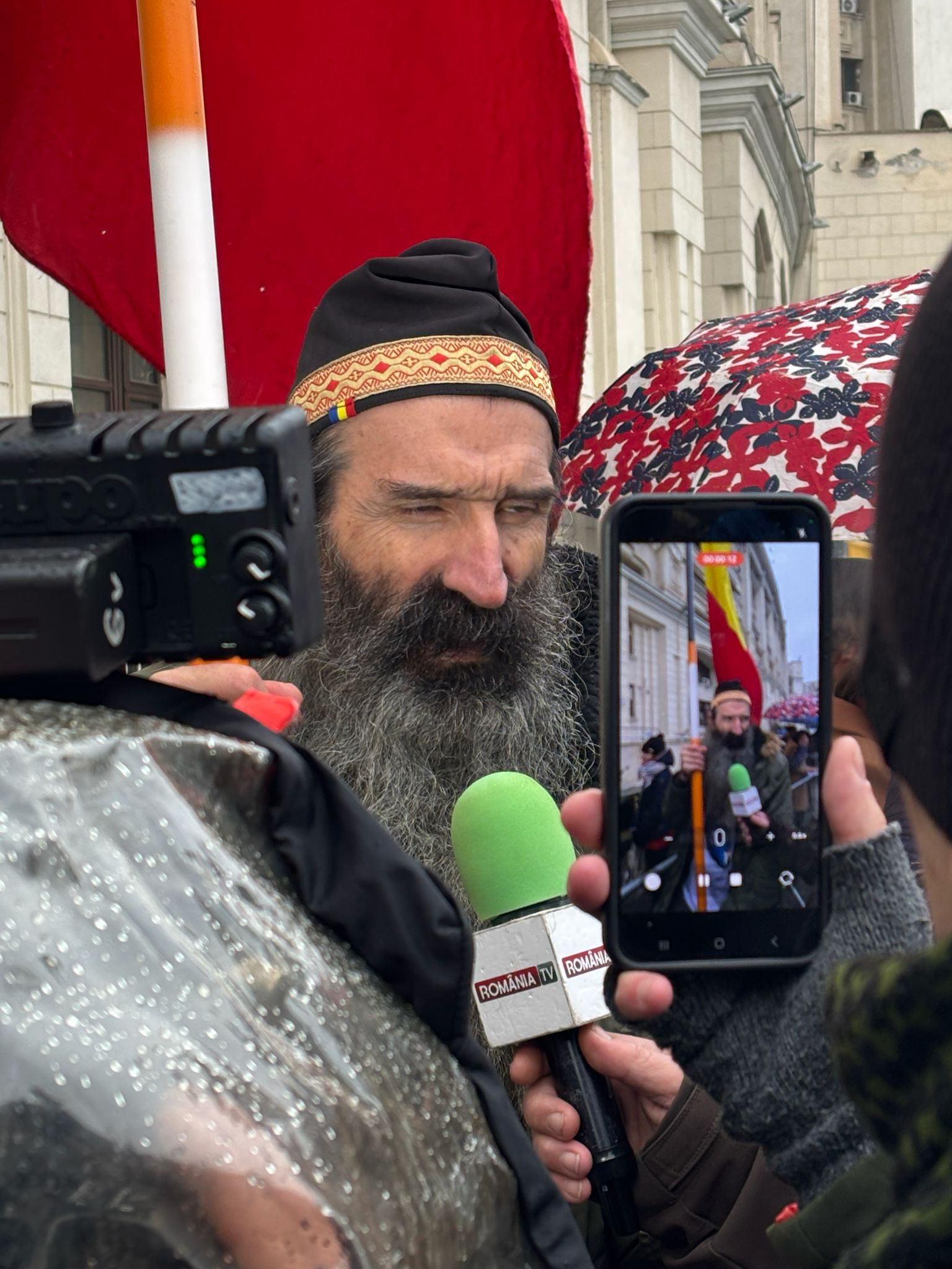 În „Valul Democrației” al susținătorilor lui Călin Georgescu: „Să se aleagă praful de tine, dacă nu scrii adevărul!” 