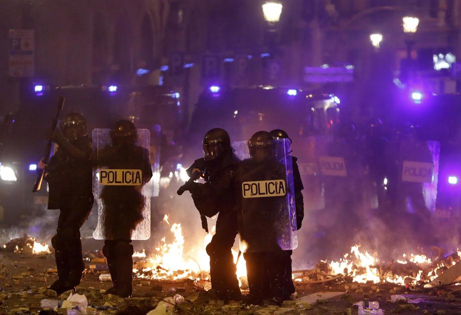 Violențe în Barcelona, după ce sute de mii de oameni au făcut grevă generală. Centrul orașului, scena confruntărilor dintre poliție și separatiști | VIDEO