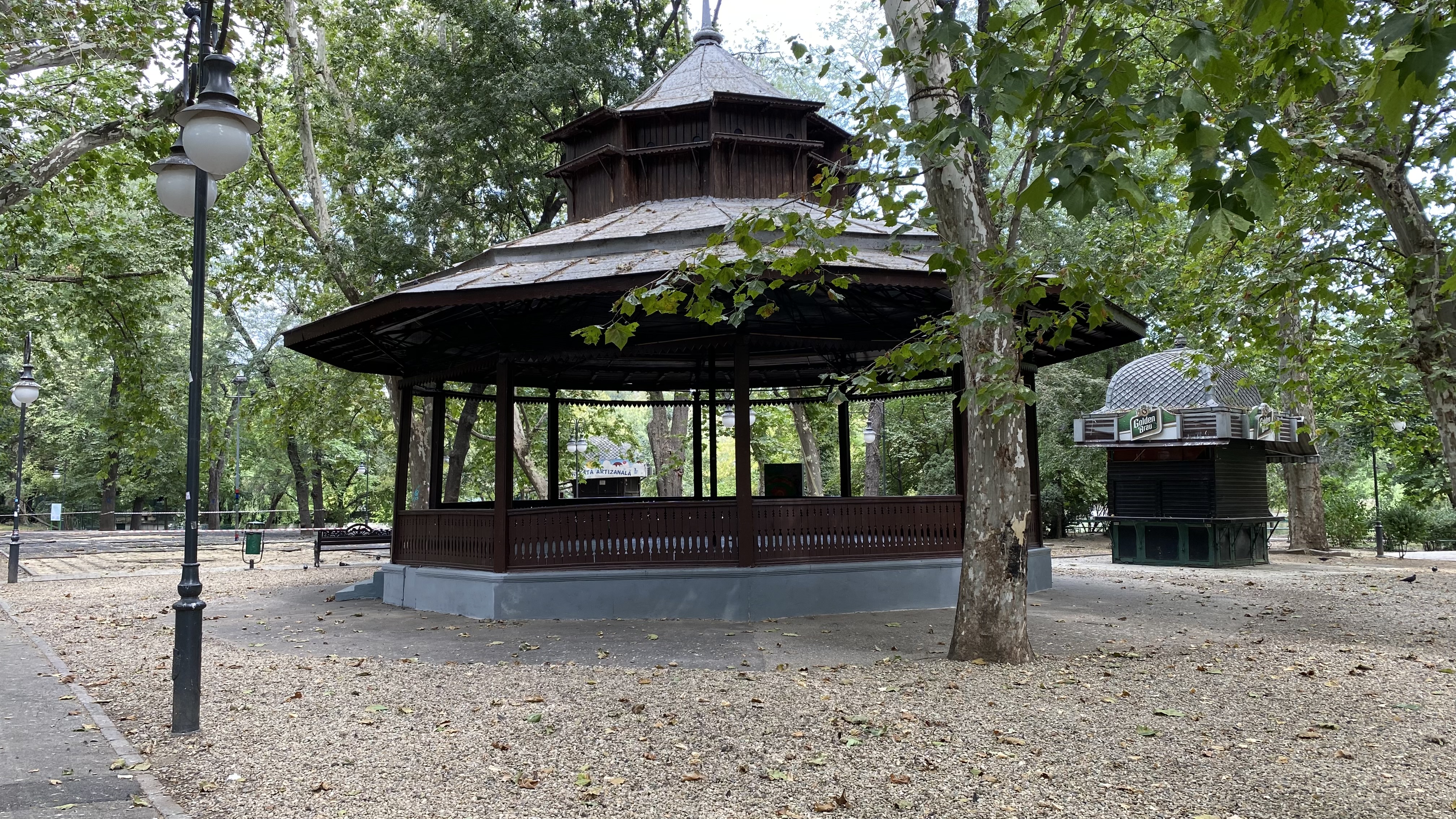Cișmigiu, mândria tristă a Bucureștiului: pământ în loc de iarbă, alei distruse, garduri rupte și mirosuri insuportabile