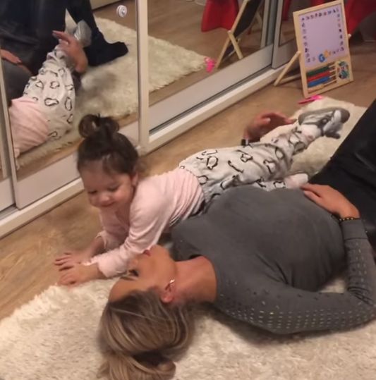 Bianca Drăgușanu, momente de tandrețe cu fiica ei. Discuție despre buric în intimitatea casei | FOTO & VIDEO