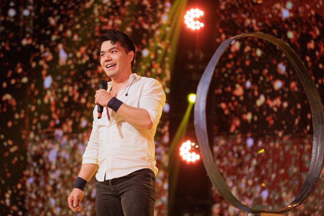 Hou Kai, primul Golden Buzz al sezonului 15 Românii au talent, a fost trimis în semifinală de Pavel Bartoș și Smiley. Povestea uluitoare a acrobatului de Cartea Recordurilor