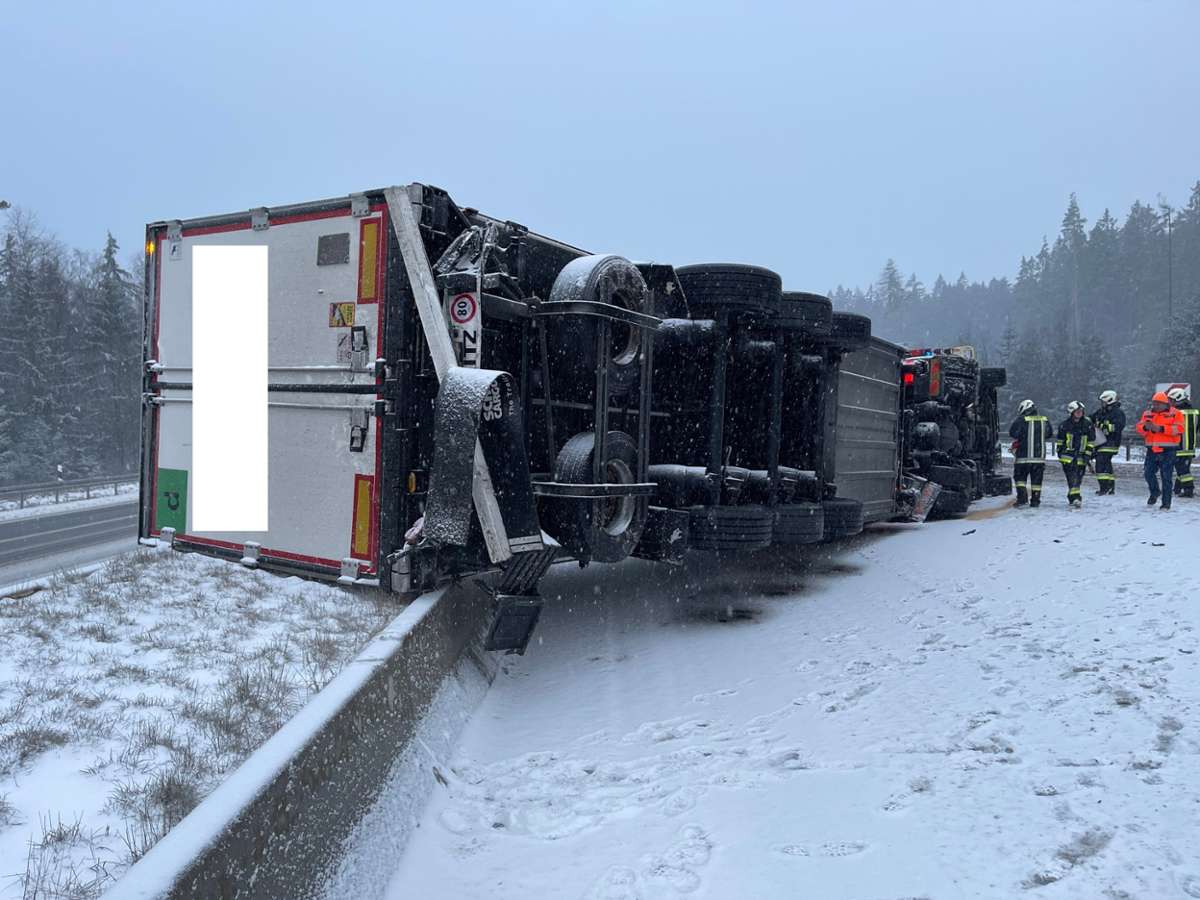 În prima zi cu zăpadă în Germania, un șofer român a răsturnat camionul pe autostradă și a blocat tot traficul