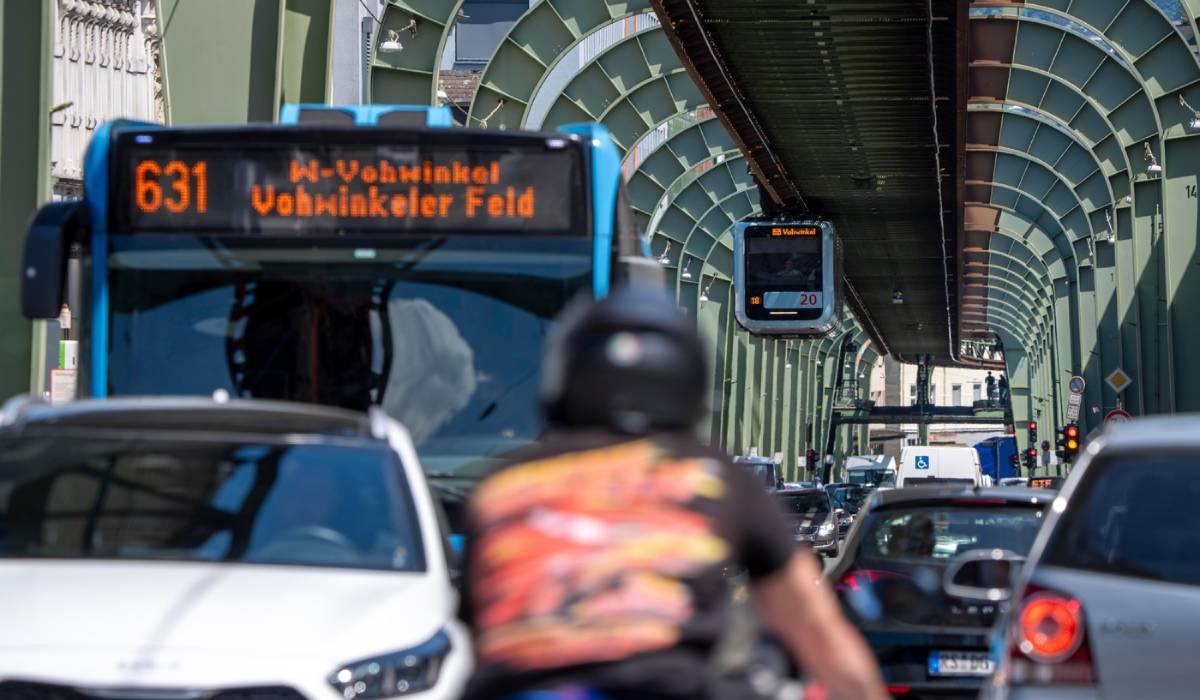 Cel mai vechi tren suspendat din lume are 125 de ani și transportă zilnic 80.000 de oameni peste un oraș din Germania. Un elefant a căzut din el și a supraviețuit