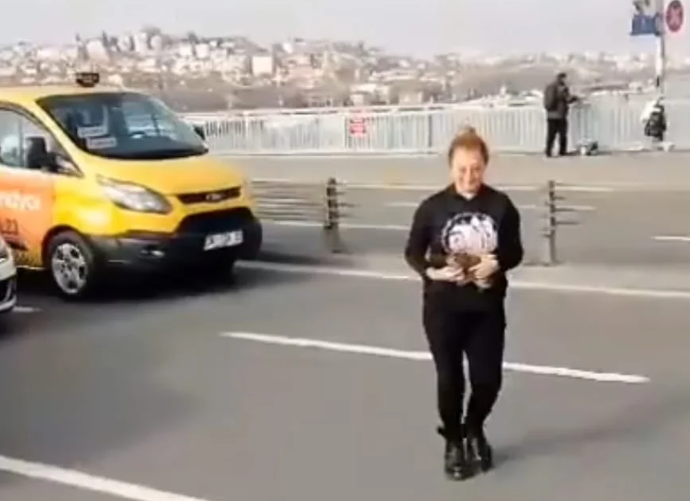 „L-am botezat «Miracol»”. O femeie a oprit traficul pe aglomeratul pod Atatürk din Istanbul și a salvat un pisoi blocat între benzi | VIDEO