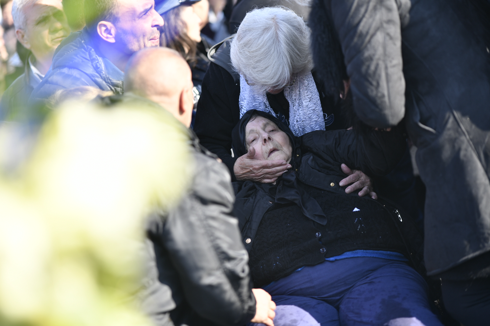 GALERIE FOTO / Mama lui Ilie Balaci a leșinat la înmormântarea fiului său