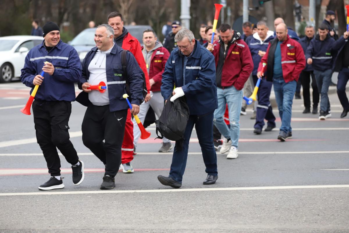 Fanii lui Călin Georgescu au spart barajul la protestul de la Guvern. Bătaie între mineri și jandarmi la finalul manifestației