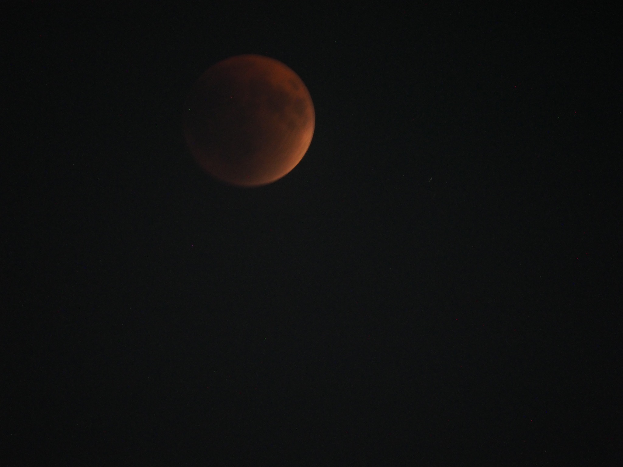 Cum a fost surprinsă „Luna sângerie” pe cerul României: imagini cu eclipsa totală