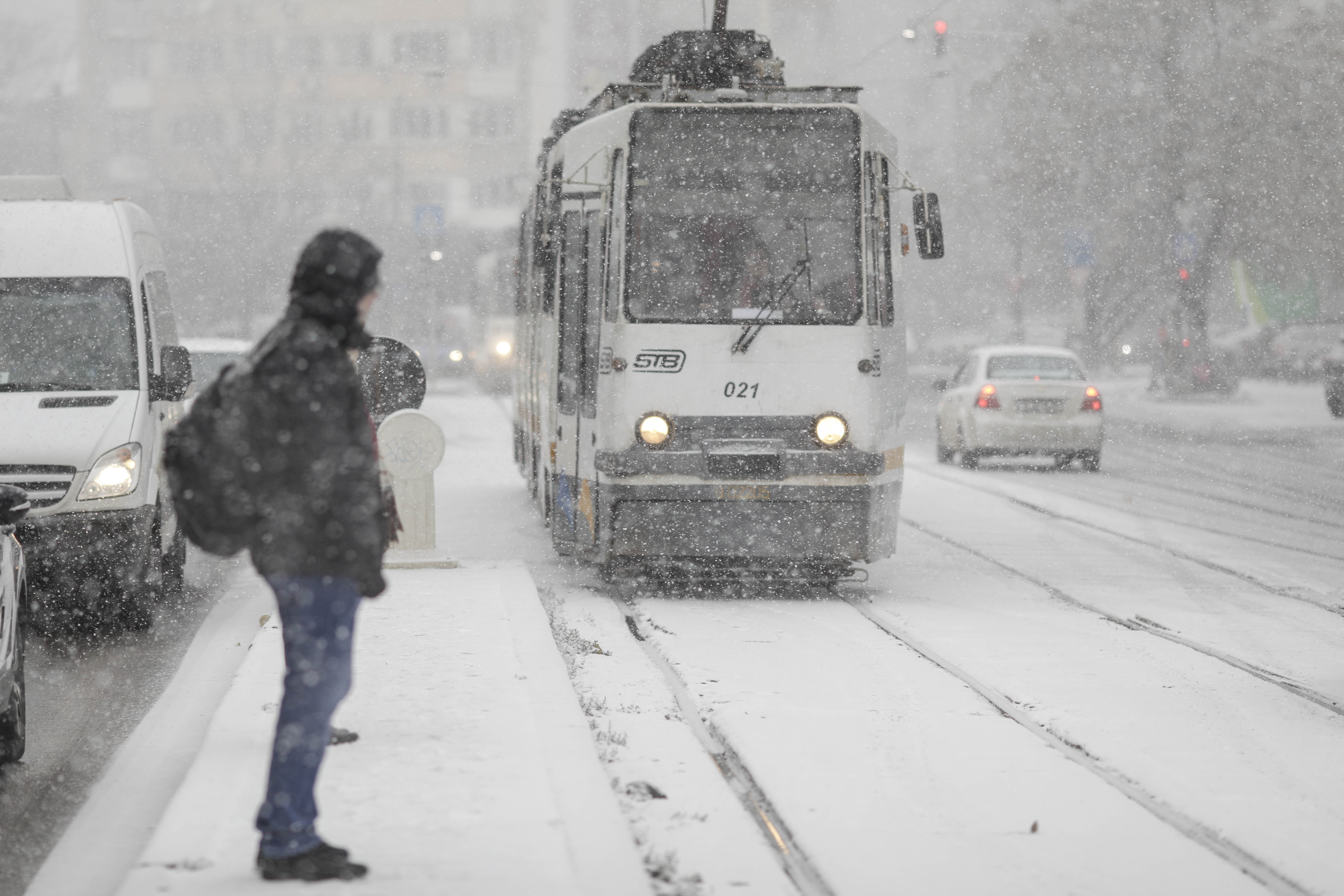 Fenomen ciudat în București: a nins doar în anumite zone. Un meteorolog explică „ninsoarea atipică”, pe care ANM nu a prevăzut-o