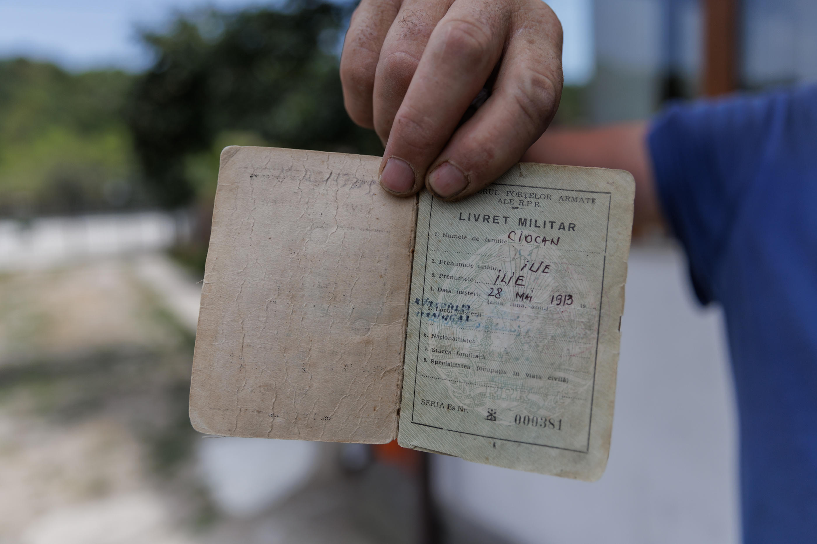 REPORTAJ Viața la 111 ani. Ilie Ciocan, cel mai în vârstă român, trăiește în Galicea, Vâlcea, și e îngrijit cu devotament de nepoții pe care nu i-a iubit: „I-am promis tatei că o să avem grijă de el!” 