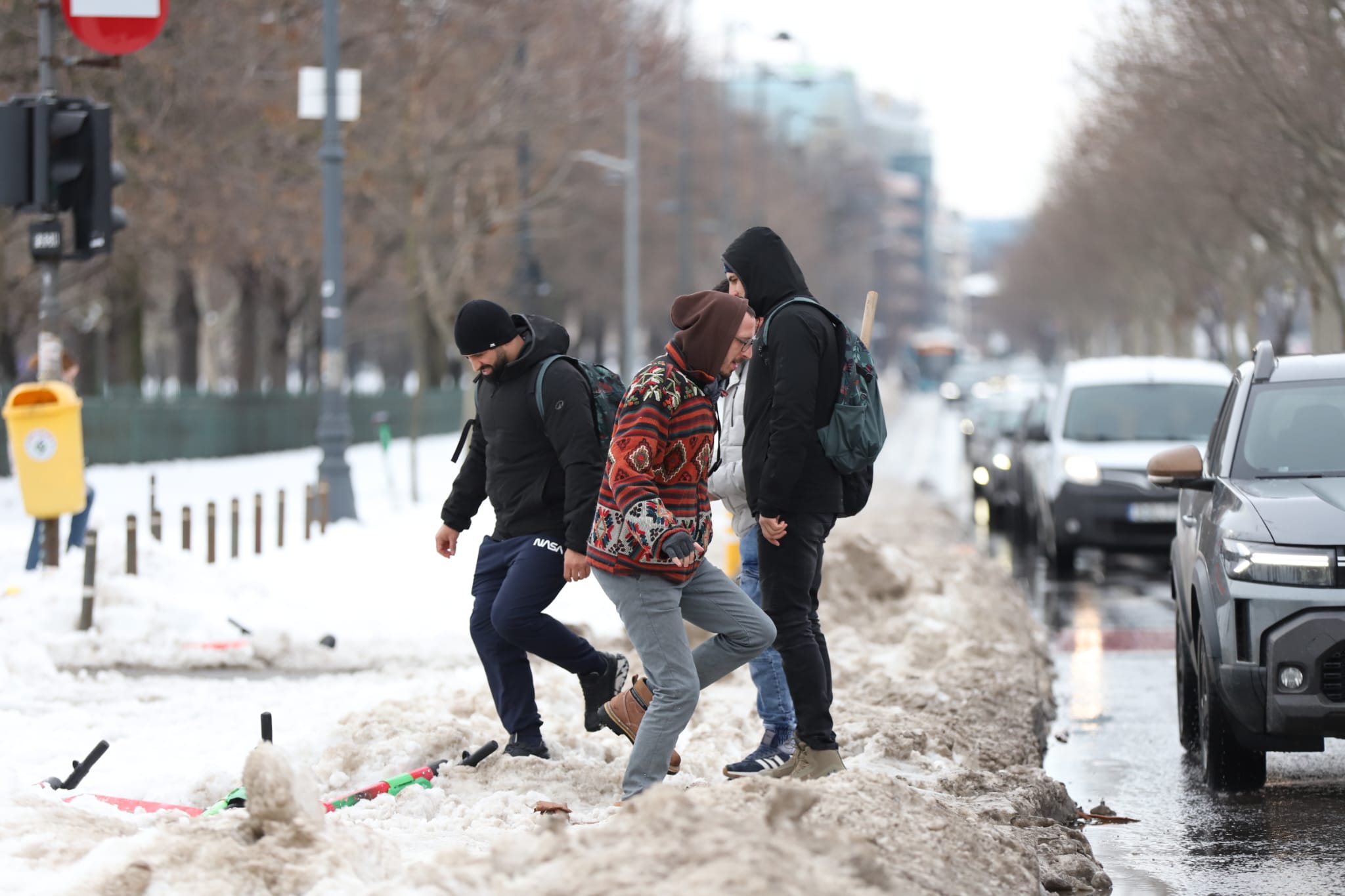 Trotuarele din București, blocate de nămeți și bălți. Oamenii fac slalom printre troiene