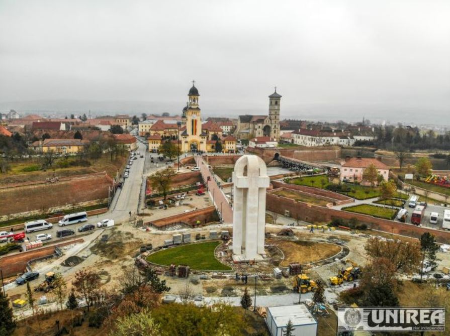 FOTO/ Cum arată Monumentul Marii Uniri de la Alba Iulia, după ce au fost date jos schelele. Are peste 1.300 de tone și a fost asemănat cu logo-ul Facebook
