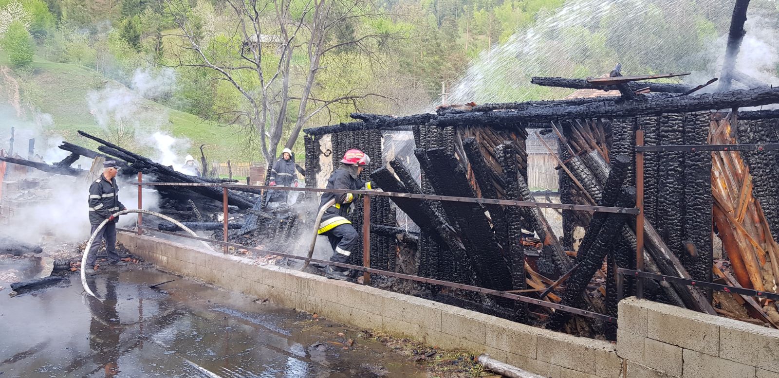 FOTO/Incendiu puternic în Bacău, patru case și două adăposturi de animale fiind cuprinse de flăcări. Focul, pus intenționat