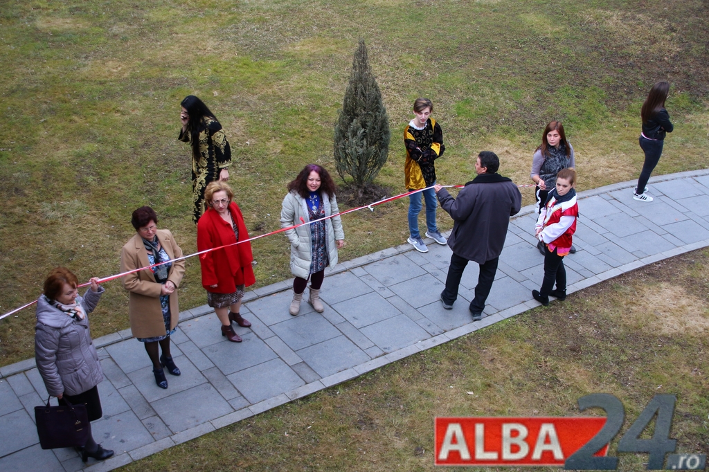 Cetatea Alba Carolina, înconjurată de un șnur de mărțișor uriaș. E lung de aproape 3 kilometri