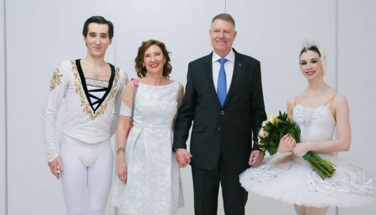 Klaus Iohannis și Carmen Iohannis au petrecut Ziua Îndrăgostiților la spectacolul de balet "Lacul Lebedelor"