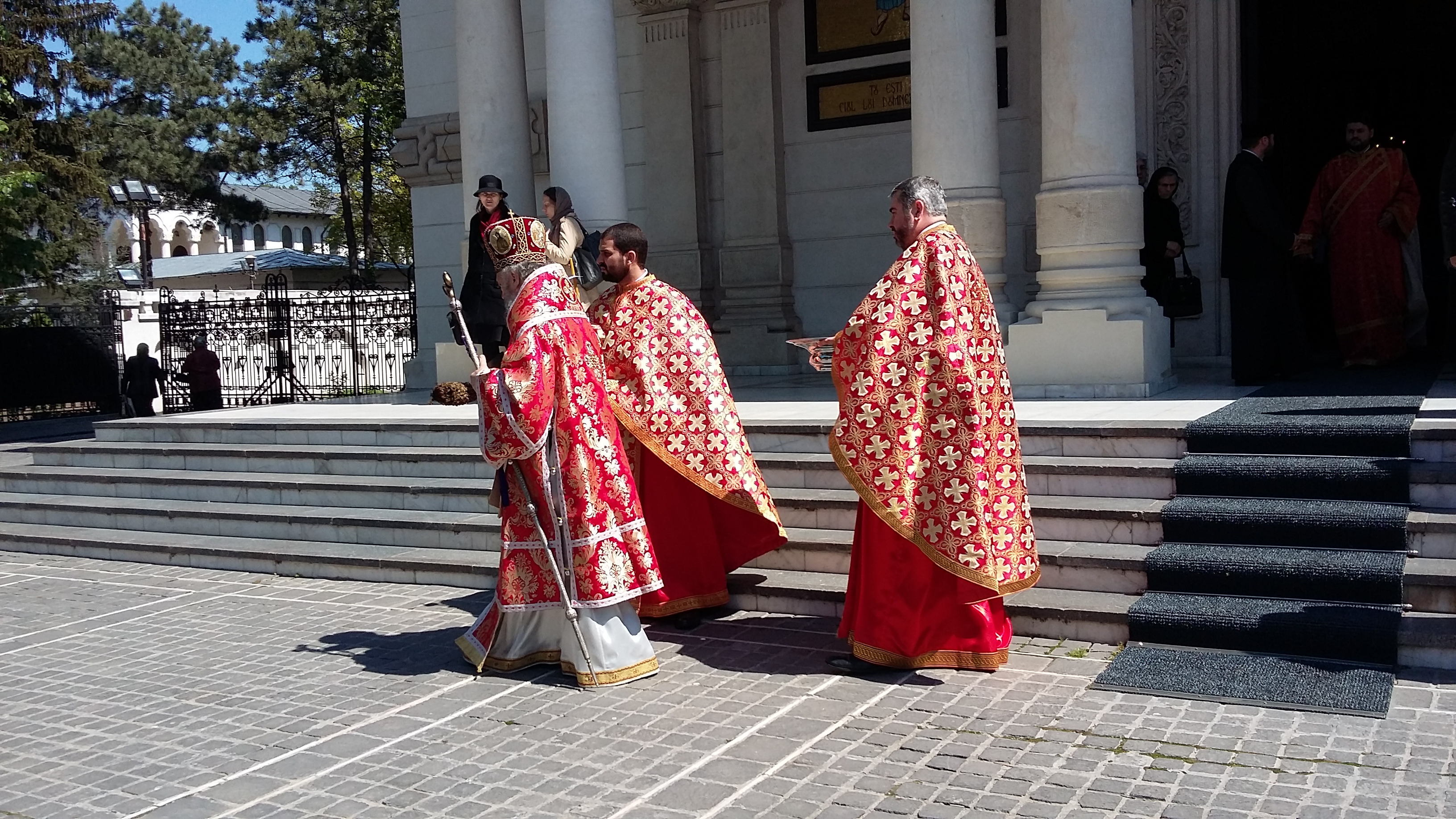 Arhiepiscopul Casian Crăciun a spălat, în Joia Mare, picioarele a 12 copii orfani | GALERIE FOTO