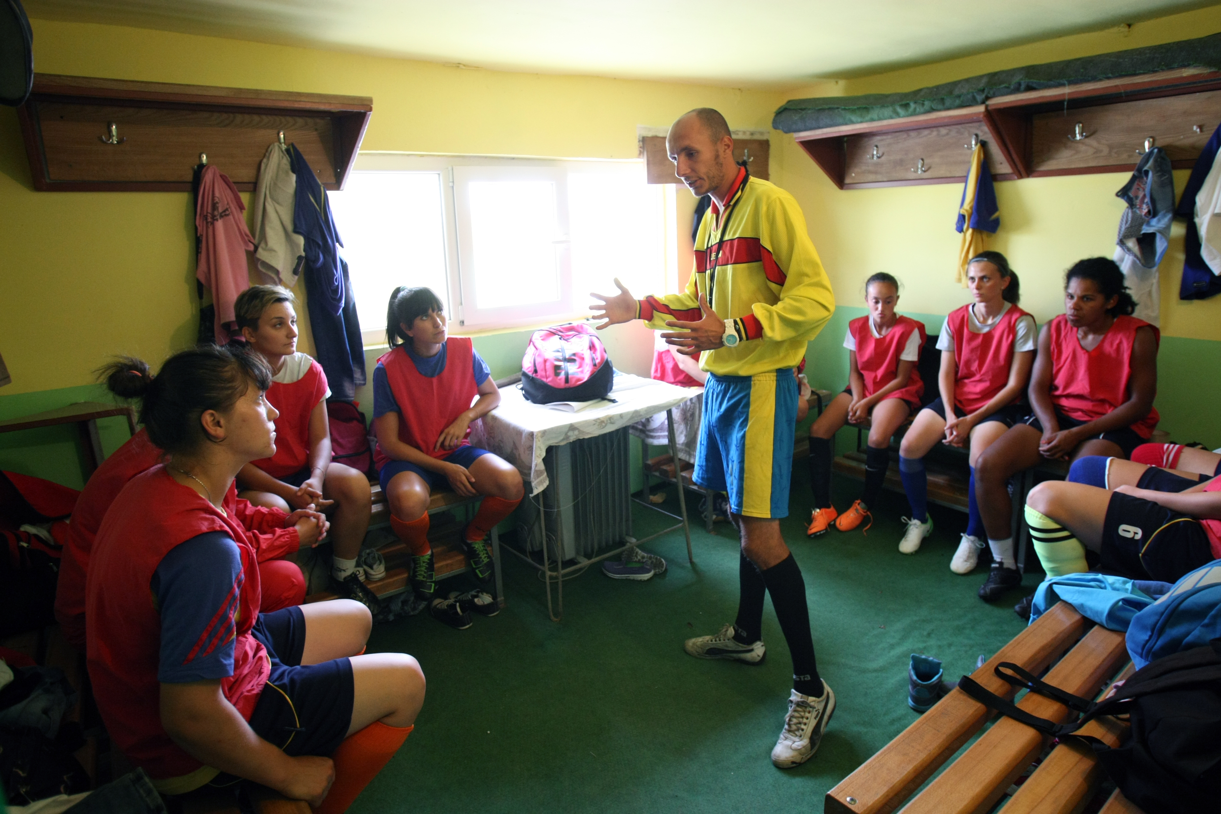 EXCLUSIV / O zi din viața unei echipe feminine de fotbal: "Visez la Barça!"