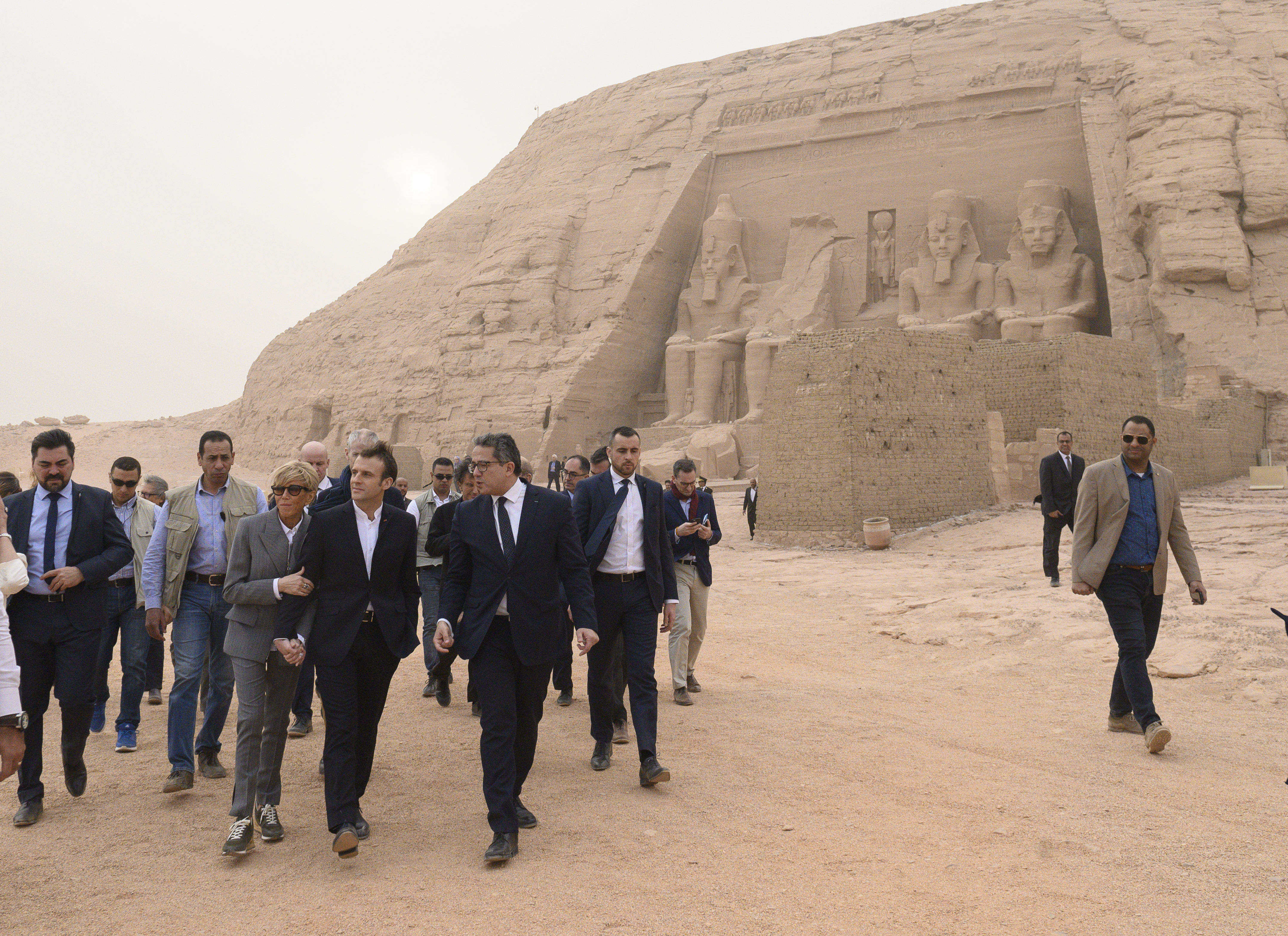 FOTO | Brigitte Macron, apariție neașteptată în timpul vizitei la un templu din Egipt