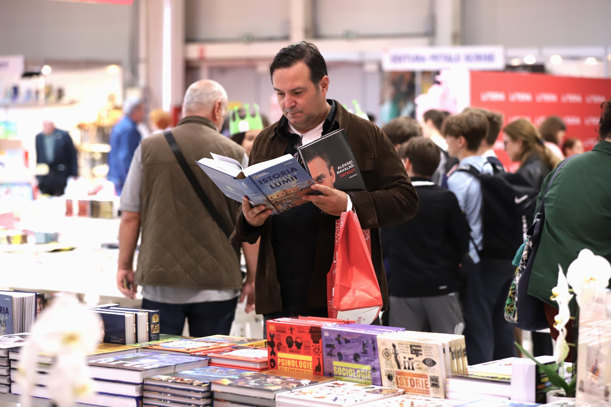Cum au fost surprinși Daniel Buzdugan și Mihai Găinușă la Bookfest 2025. „Îmi fac timp să citesc, mă relaxează”