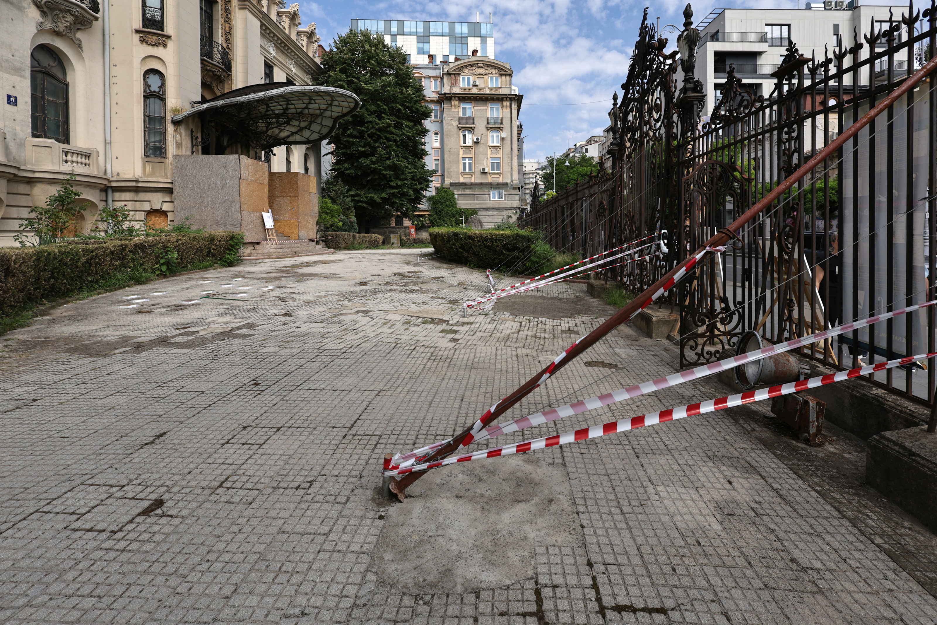 O bijuterie a Bucureștiului se luptă cu timpul, în timp ce restaurarea bate pasul pe loc