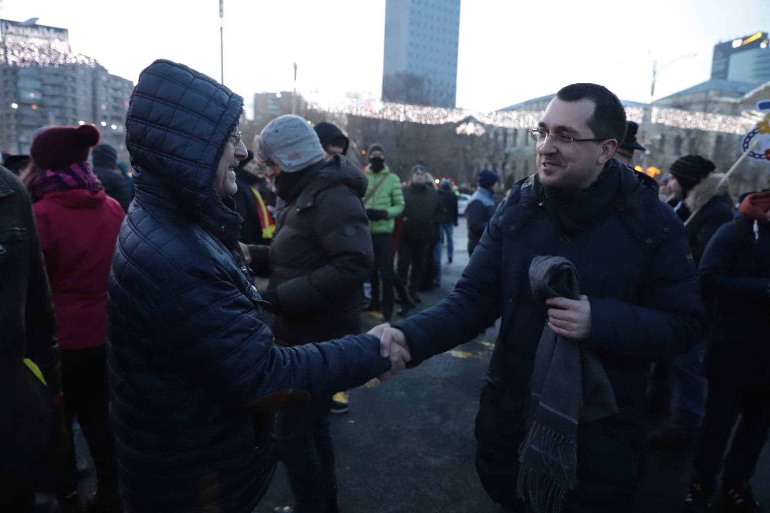 VIDEO & FOTO / Miting în București, la 29 de ani de la Revoluție. Mii de persoane au mărșăluit în memoria eroilor din 1989