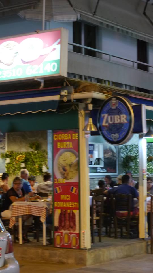 FOTO EXCLUSIV/ România a cucerit Paralia! Ciorbă de burtă și mici la tavernă, bere la pet pe plajă!