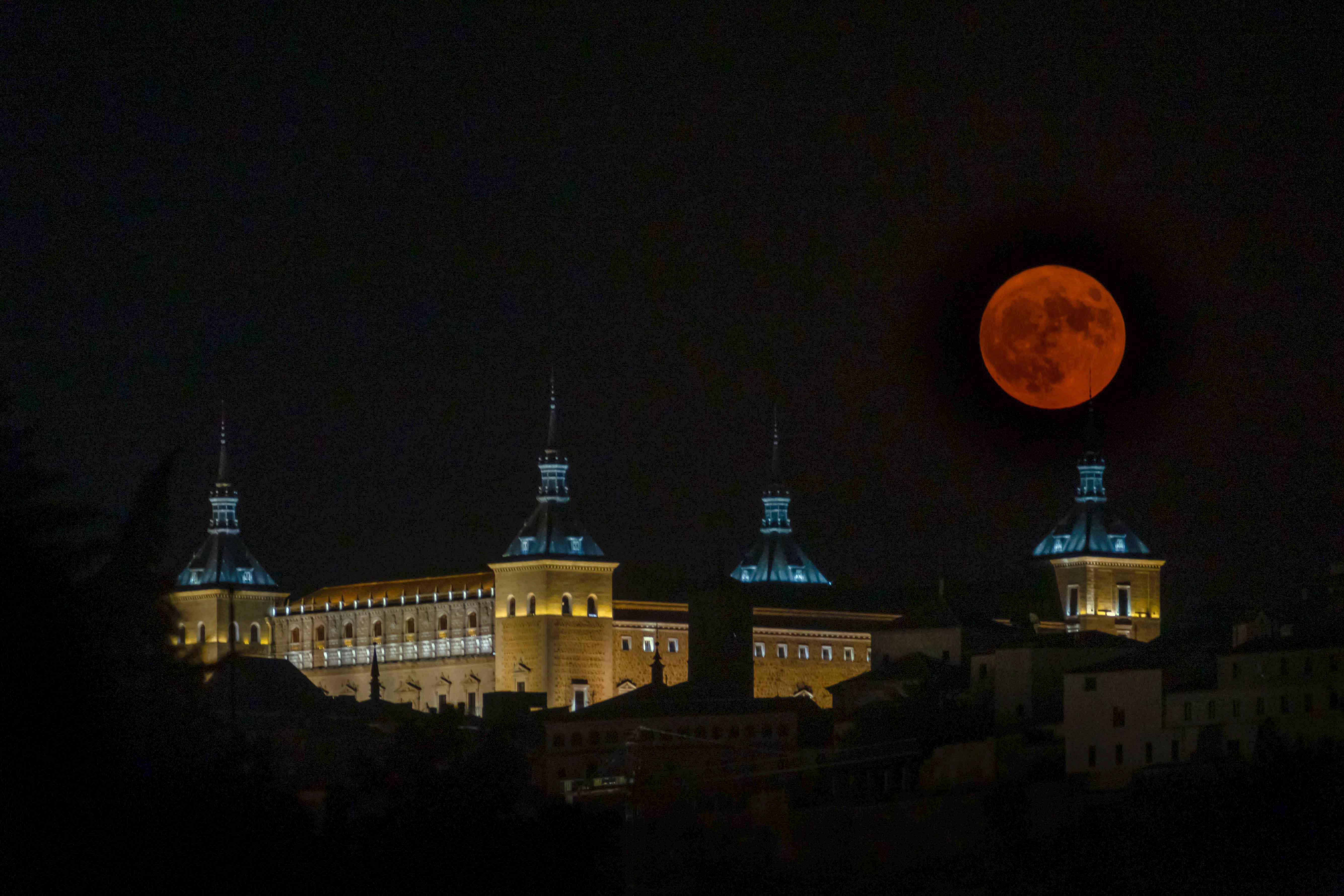 SuperLuna, văzută din marile orașe ale lumii. Imagini spectaculoase cu fenomenul astronomic