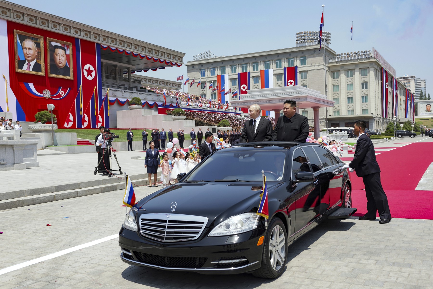Vladimir Putin, primit cu pompă la Phenian: mii de nord-coreeni, inclusiv copii, au pus în scenă un spectacol pentru dictatorul rus