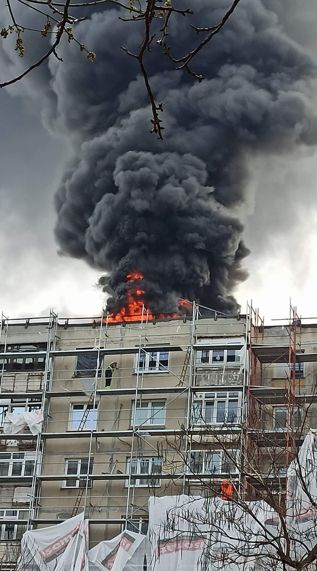 Incendiu puternic pe acoperișul unui bloc, în cartierul Rahova din București. FOTO