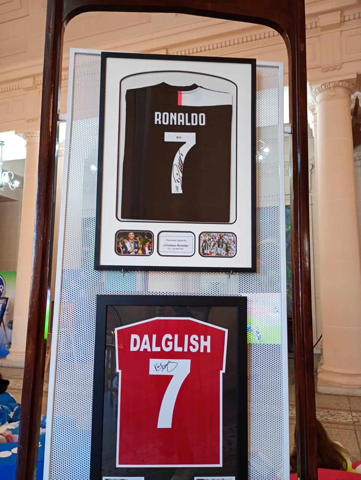 Raiul tricourilor cu autograf, de la Cristiano și Messi, la Ronaldo, Maradona sau Pele: „Expoziție cu piese-unicat, la Ploiești”
