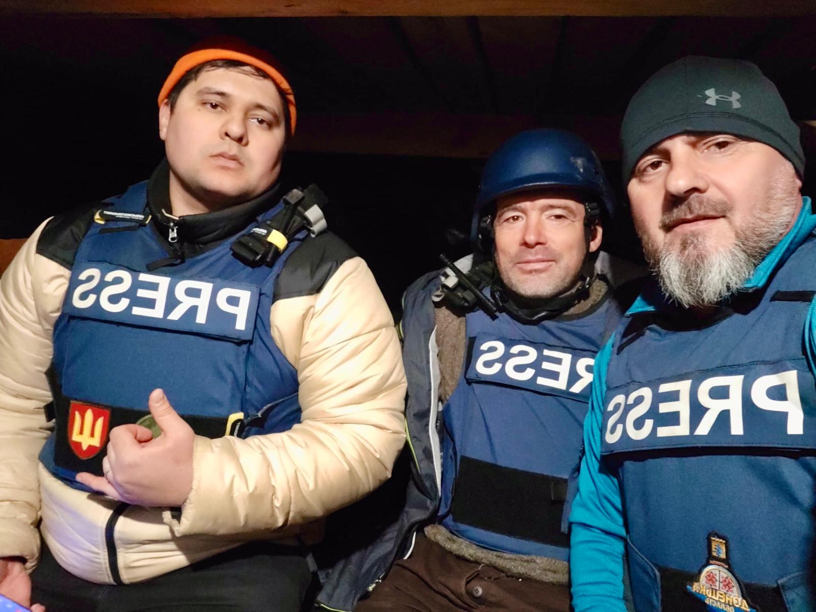 Cum se trăiește pe frontul din Ucraina. Relatările lui Alex Costache, jurnalistul TVR care a mers de 13 ori în mijlocul războiului: „Se auzeau obuzele cum vâjâiau în aer. Cădeau la 500 de metri de locul unde ne aflam”