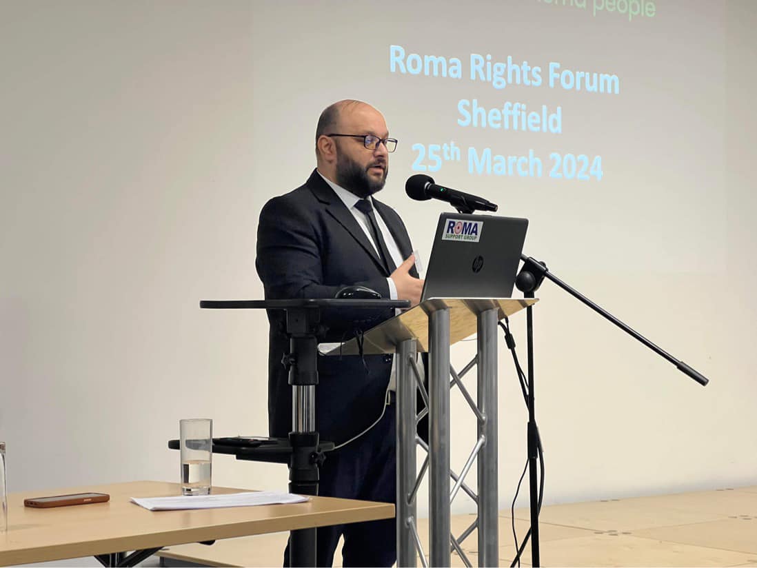 Doi români, profesori de matematică, și-au depus candidatura pentru Parlamentul Țării Galilor și Consiliul Local Newcastle. Cum funcționează relația candidat-alegător în țările lor de adopție 