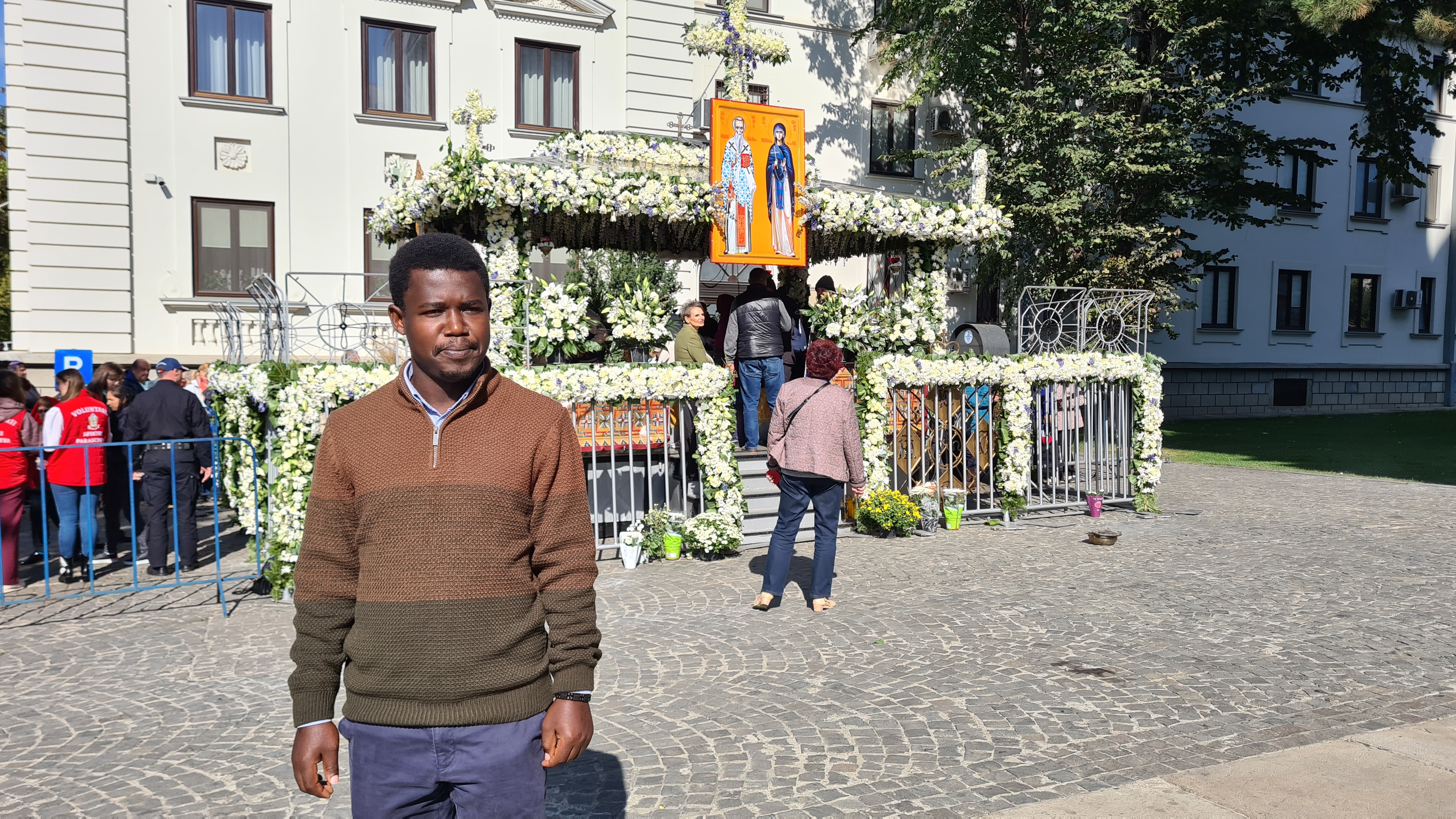 REPORTAJ. Cum au ajuns trei studenți africani voluntari la pelerinajul Sfintei Parascheva. Unul e botezat ortodox pe Masivul Ceahlău. „Nu poți sta în apropiere de sfintele moaște și să nu te schimbi”