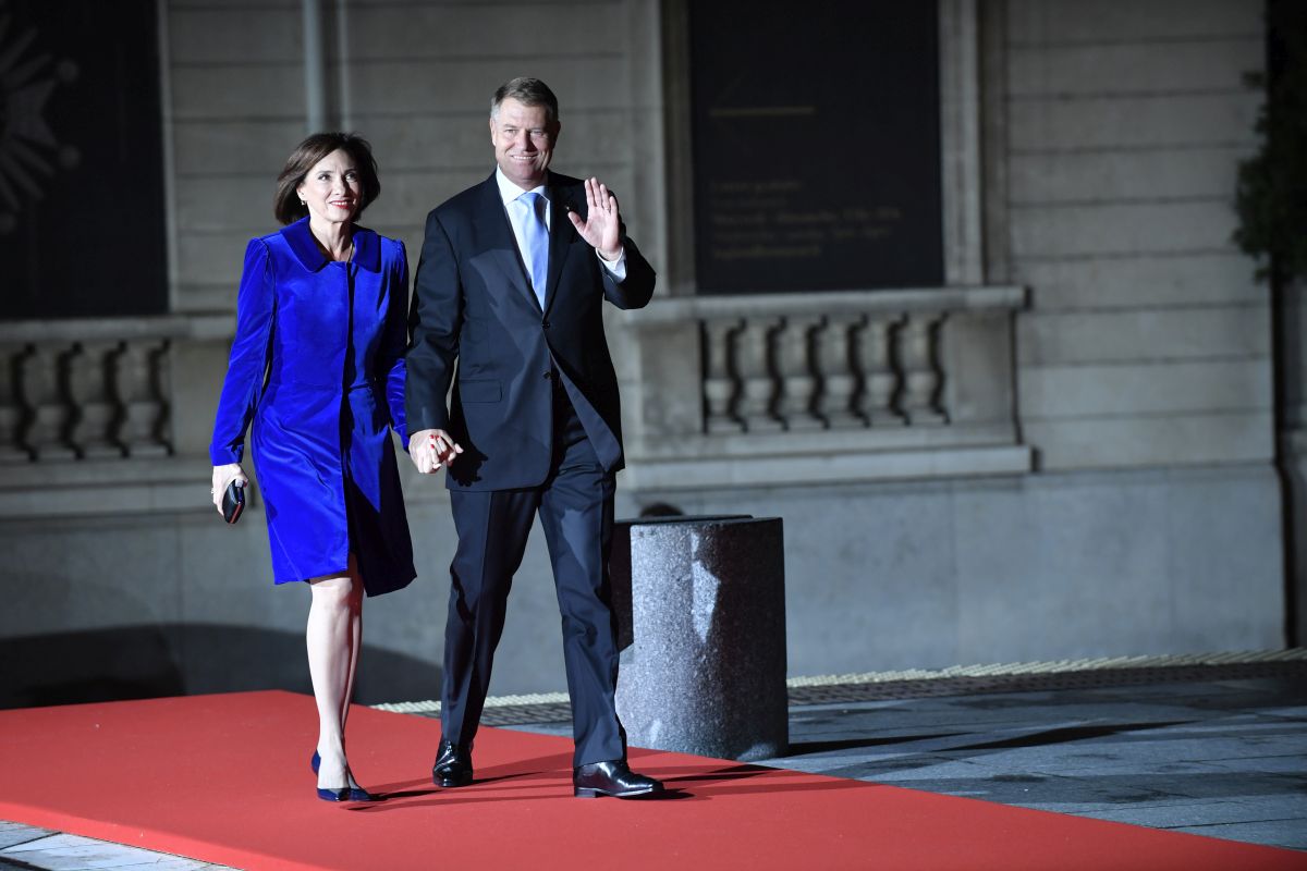 FOTO| Cum s-a îmbrăcat Carmen Iohannis la dineul dat la Paris cu ocazia a 100 de ani de la Ziua Armistițiului. Presa internațională a lăudat-o