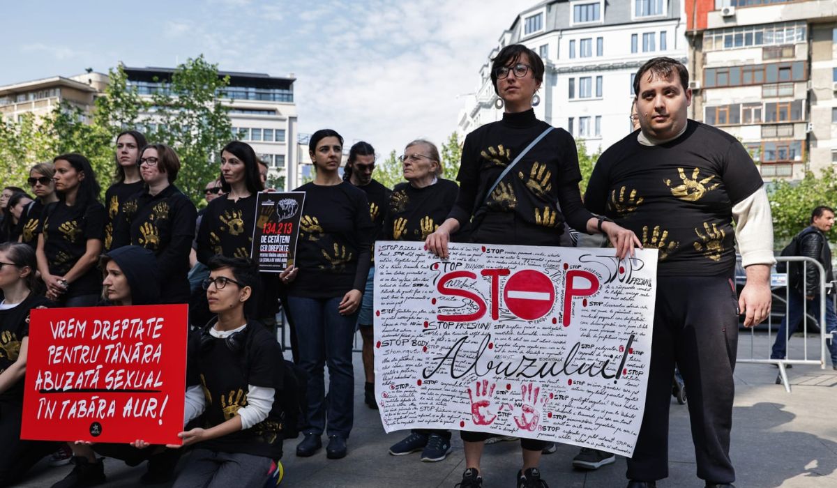 Protest în fața Parchetului București: zeci de oameni cer dreptate în cazul minorei violate la școala de vară AUR, acum mai bine de doi ani | VIDEO