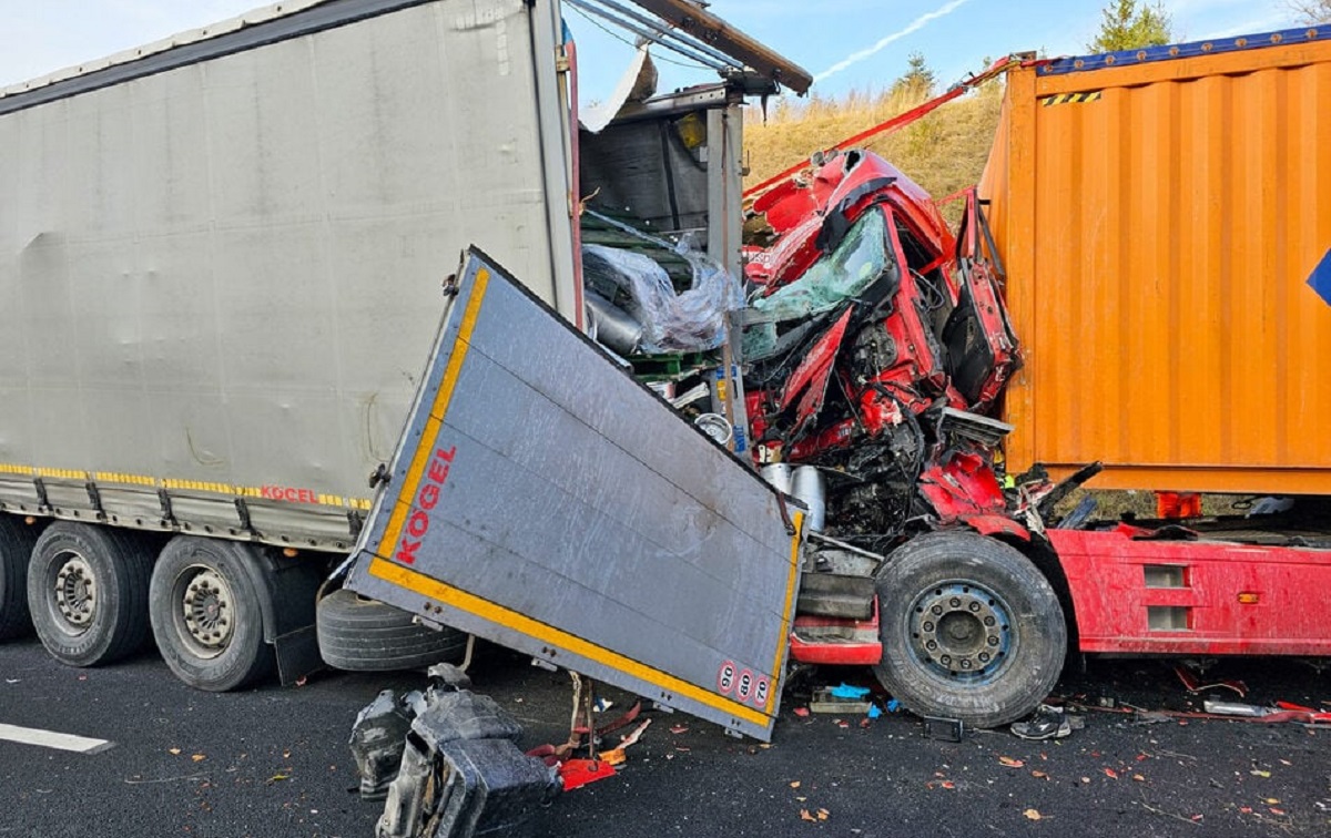 Șofer român de TIR, pe moarte în Germania. A intrat fără frâne în camionul din fața lui și a fost strivit în cabină. VIDEO
