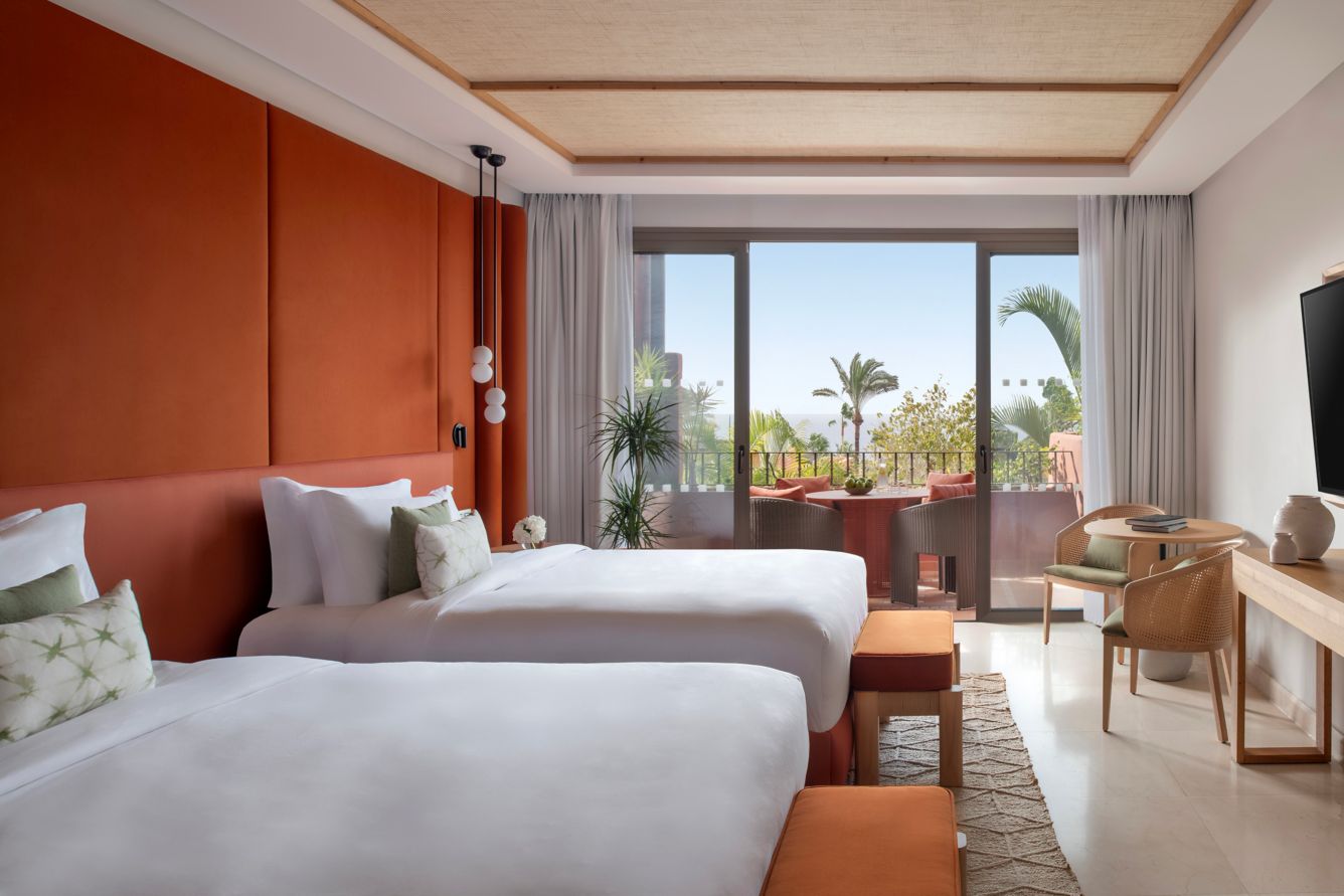 Cât costă cazarea la hotelul favorit al lui Klaus Iohannis din Tenerife. Un fost șef din Liga 1 e în vacanță acolo