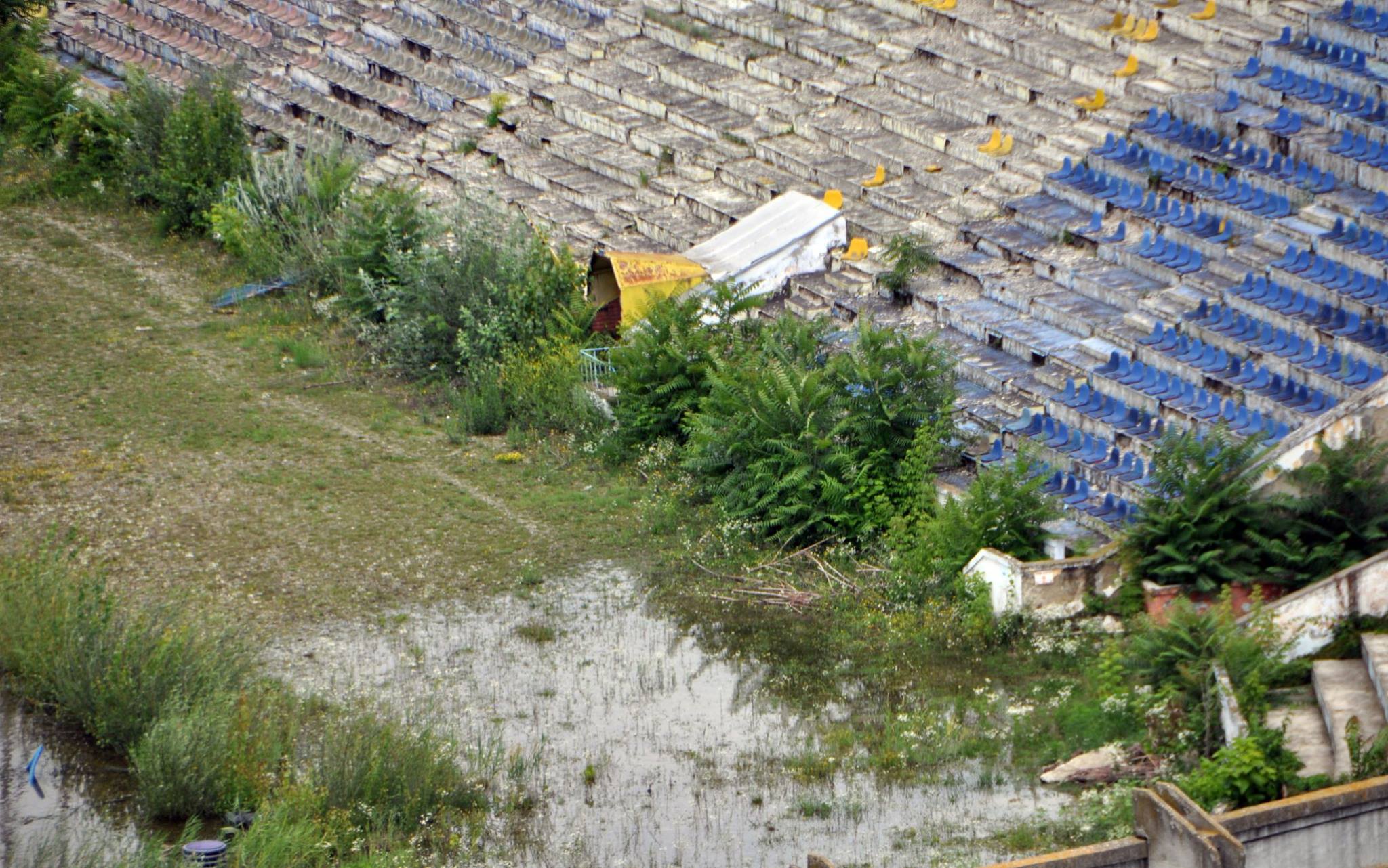 Stadionul din Bacău, orașul în care s-a născut șeful FRF, arată ca după bombardament / GALERIE FOTO